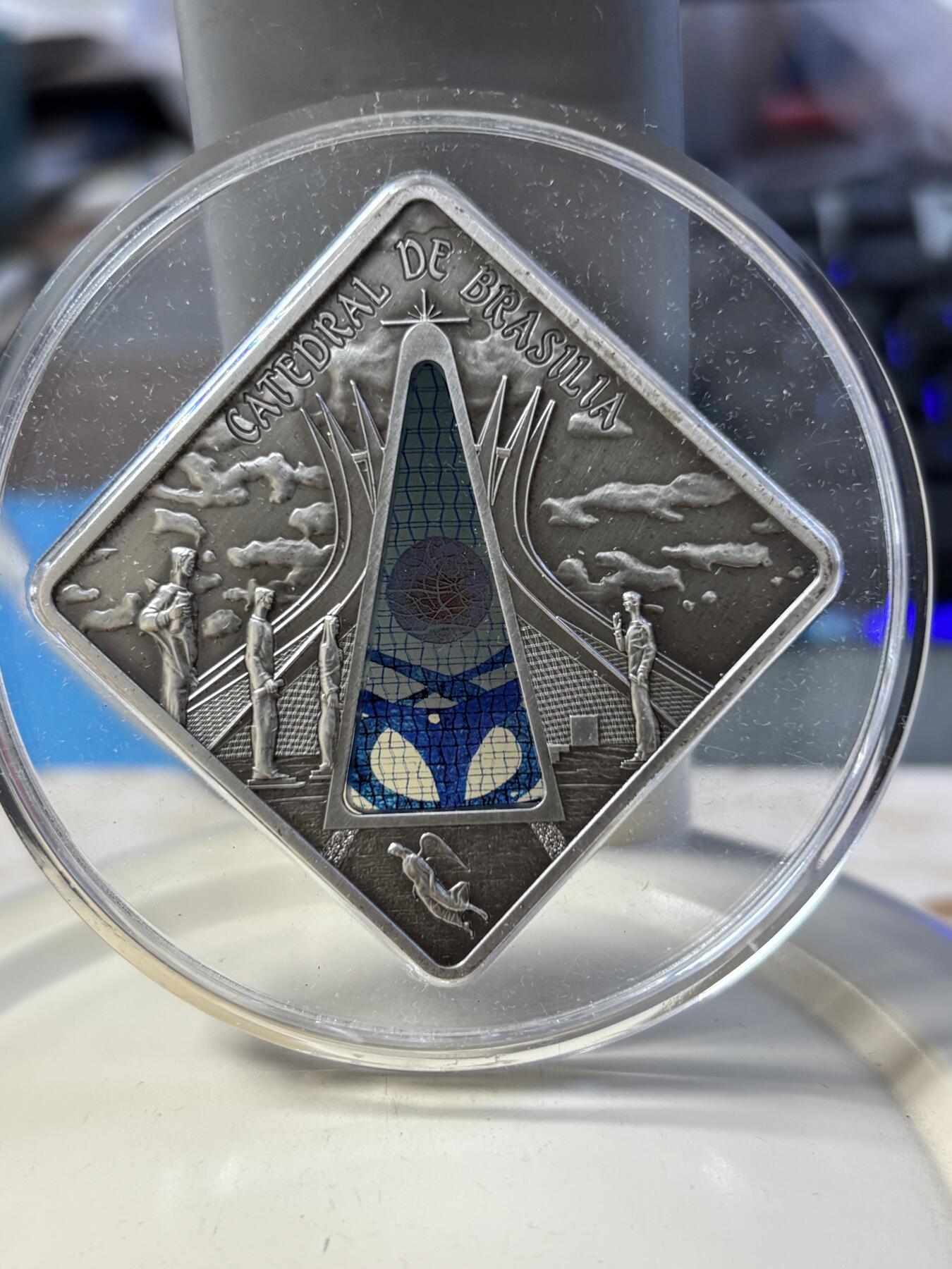 第181期拍卖 帕劳2012年圣殿之窗巴西利亚教堂镶玻璃纪念银币带证书，925银，50克，发行999枚。塑料盒有破