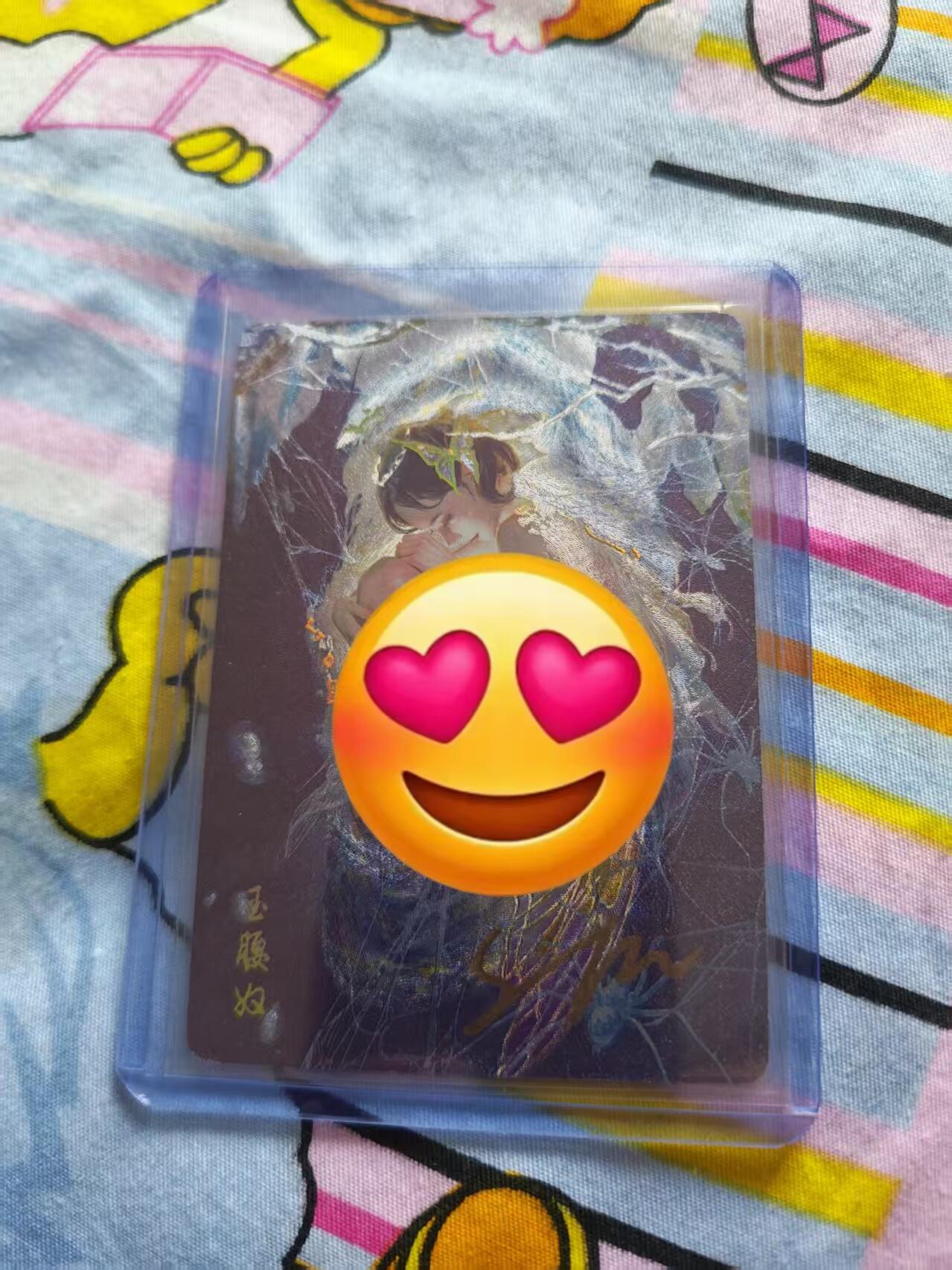 寸草不生拍卖会 第十三期 （ 持续收拍中） 【亲签】刷子妖姬传玉腰奴幻彩折光亲签裸卡一张（有防伪贴纸）