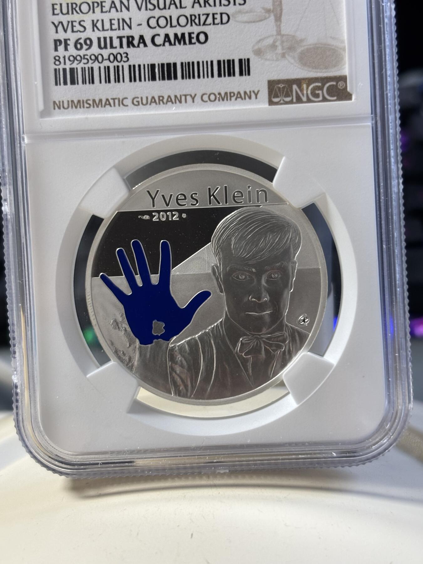 第181期拍卖 获奖法国2012年伊夫克莱因“蓝手”彩银币NGC-PF69，900银，22.2克，发行30000枚，荣获2014年克劳斯世界硬币大奖赛 最佳硬币终极大奖最佳艺术币双项大奖