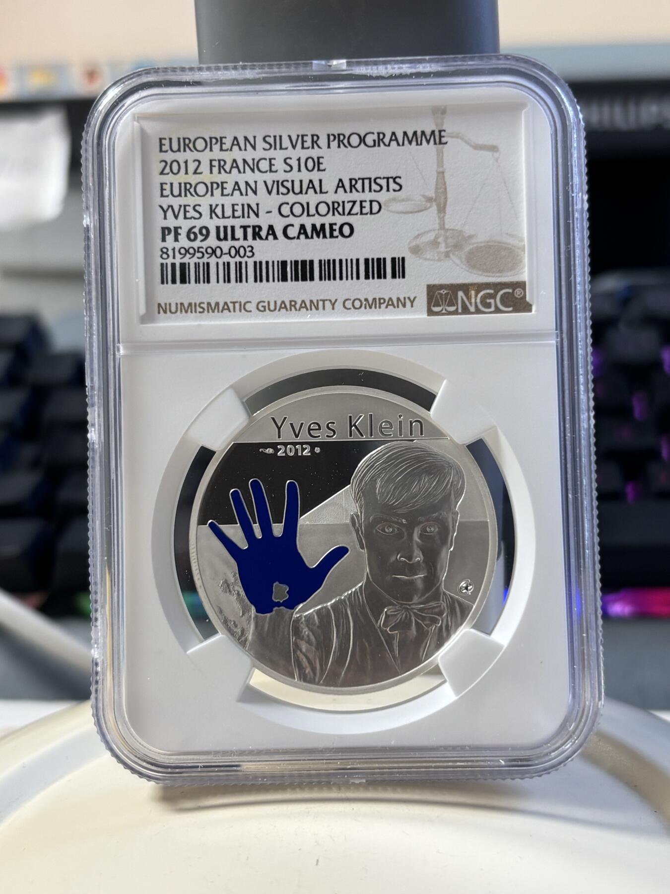 第181期拍卖 获奖法国2012年伊夫克莱因“蓝手”彩银币NGC-PF69，900银，22.2克，发行30000枚，荣获2014年克劳斯世界硬币大奖赛 最佳硬币终极大奖最佳艺术币双项大奖