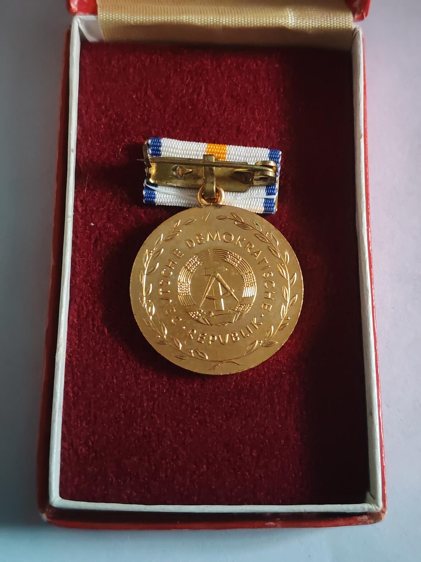 韵星假日拍卖第三十期 -- Rimey Holidays Auction 30 民主德国金级卫生服务功绩奖章 带原盒