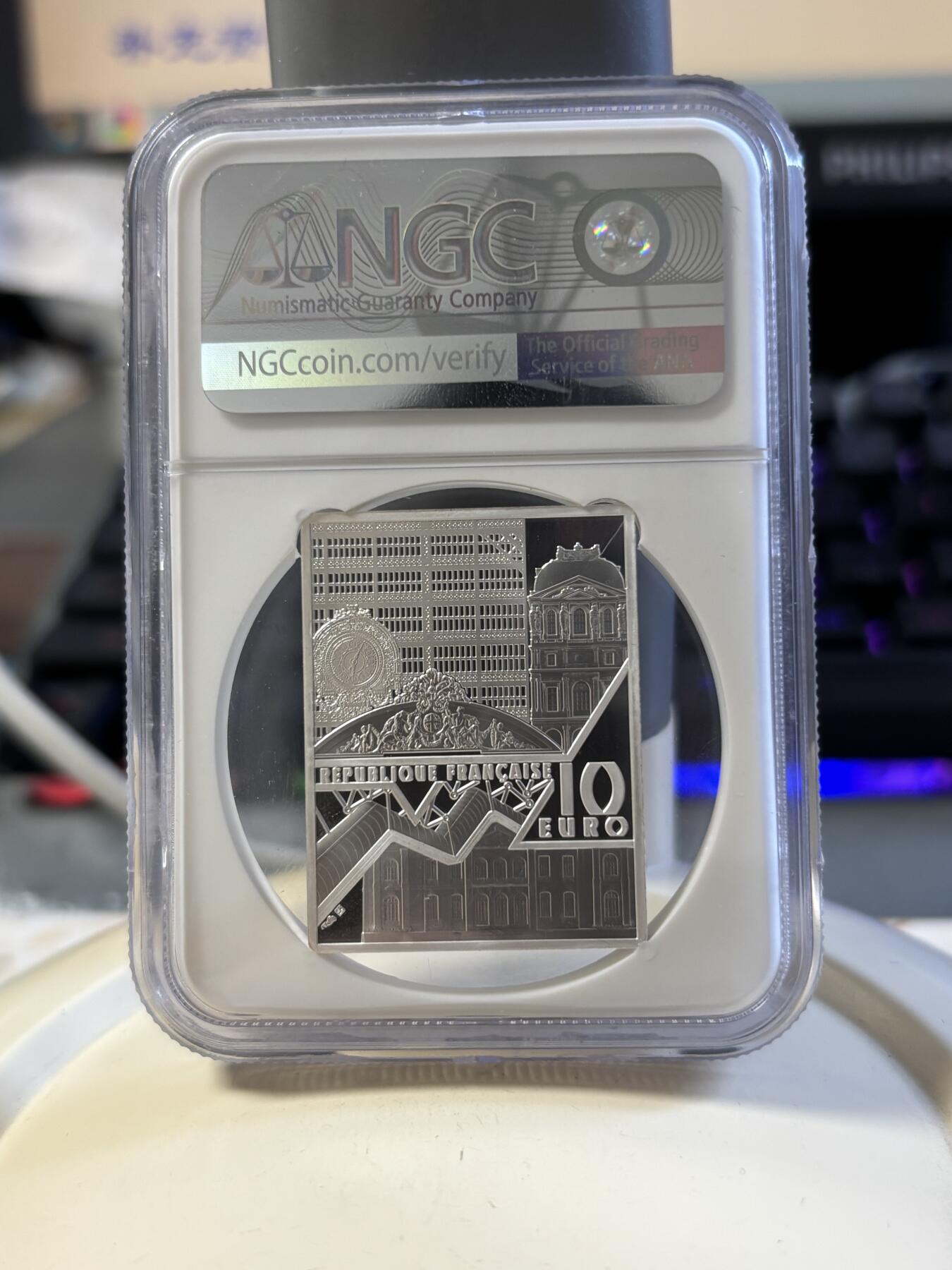 第181期拍卖 法国2023年卢浮宫杰作安托瓦内特王后与玫瑰彩银币NGC-PF70首无盒无证书，999银，22.2克，发行3000枚