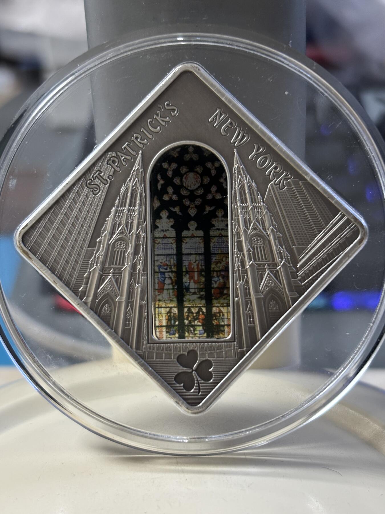 第181期拍卖 帕劳2011年圣殿之窗圣帕特里克教堂镶嵌彩玻璃银币带证书，925银，50克，发行999枚