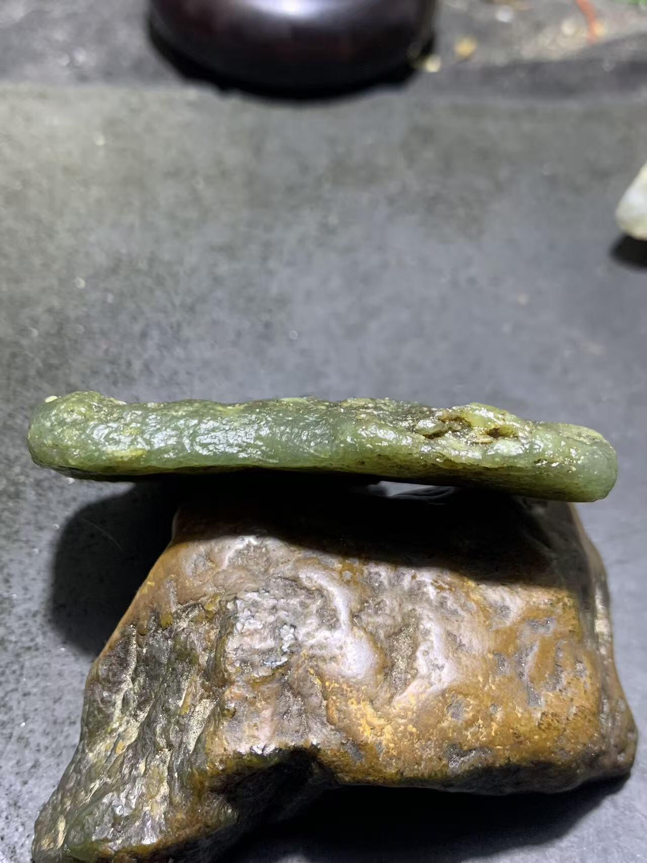 新疆戈壁风化纹和田玉青玉原石一颗，