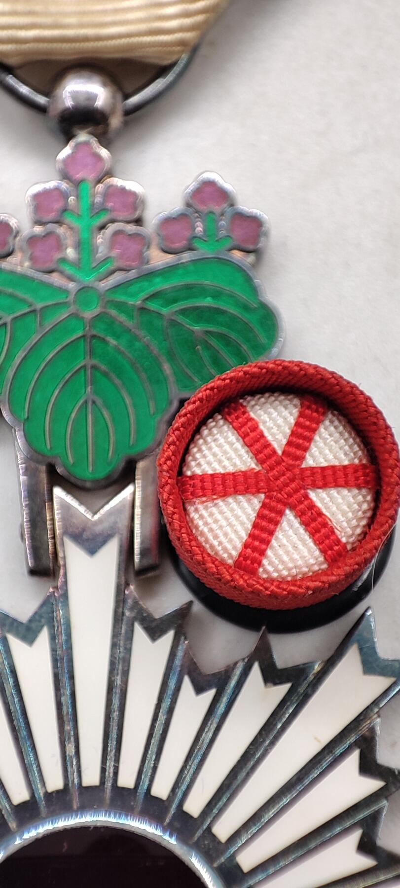 红色经典收藏拍卖专场第29期 勿忘国耻勿忘历史  六等单光旭日章  银质 带原盒略章 七宝烧完好无损