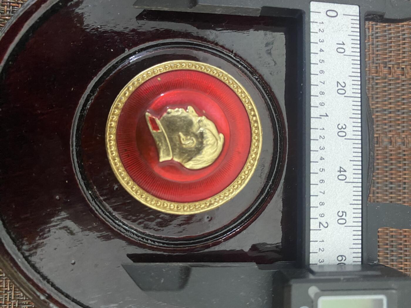 江南站杂件 毛主席像章