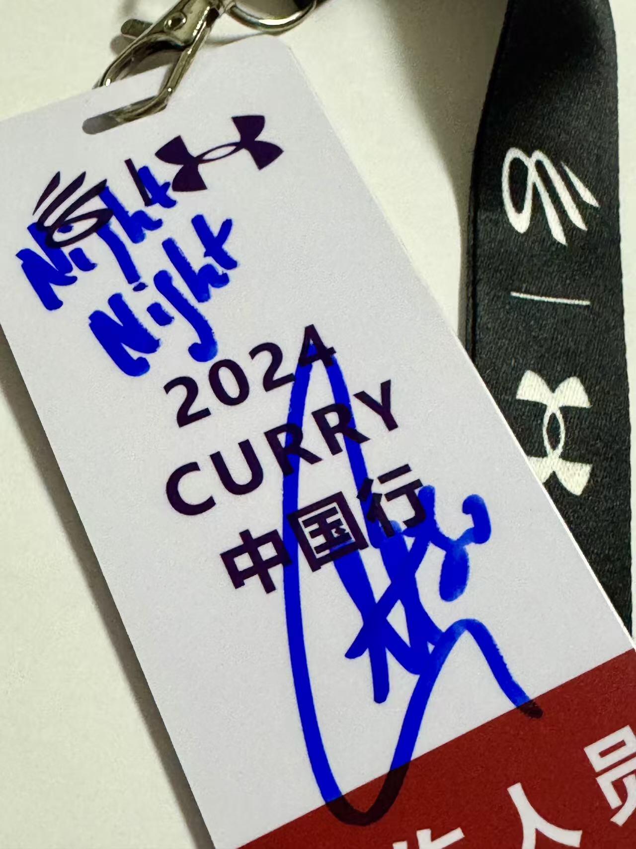 零元拍：来来来！要攒齐库里证件卡的看过来，你们要的2024的拿到了！库里亲笔签名：2024安德玛“这三分敬我们”CURRY品牌中国行珍贵证件卡！巴黎奥运会绽放后第一时间的“晚安”，仅此一枚，速度出手！！！