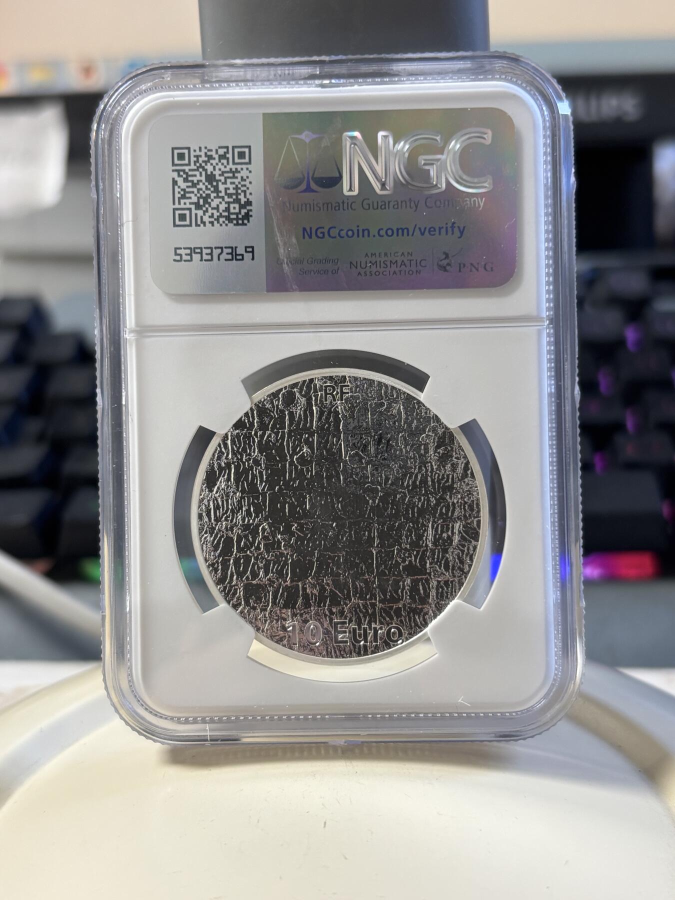 第181期拍卖 获奖法国2012年伊夫克莱因“蓝手”彩银币NGC-PF69，900银，22.2克，发行30000枚，荣获2014年克劳斯世界硬币大奖赛 最佳硬币终极大奖最佳艺术币双项大奖