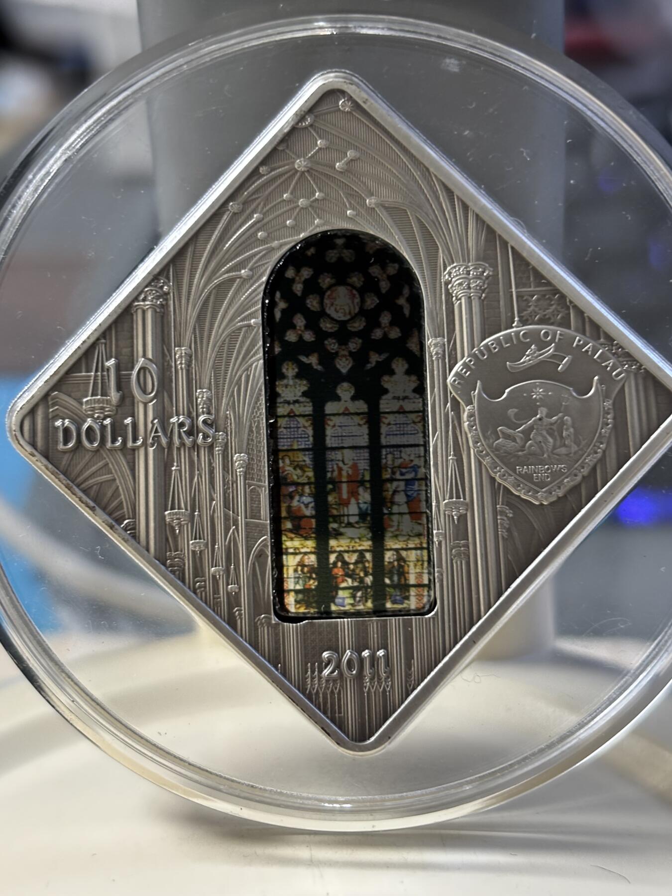 第181期拍卖 帕劳2011年圣殿之窗圣帕特里克教堂镶嵌彩玻璃银币带证书，925银，50克，发行999枚