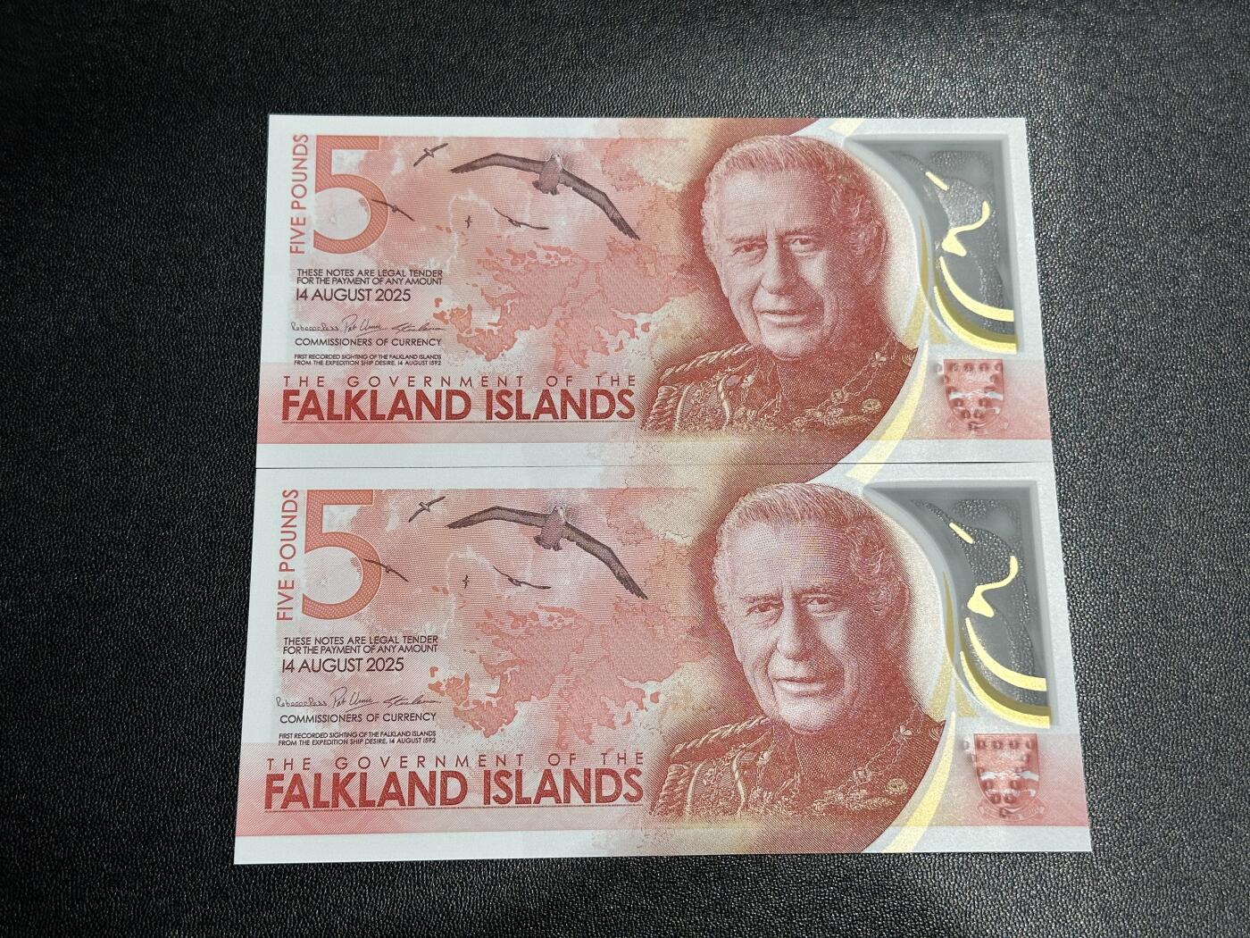 《外钞收藏家》第五百八十二期（精品场）（本平台长期征集拍品、欢迎藏友们联系合作） 2025年福克兰群岛5镑 A冠 2张一起 全新UNC 无47尾520、558