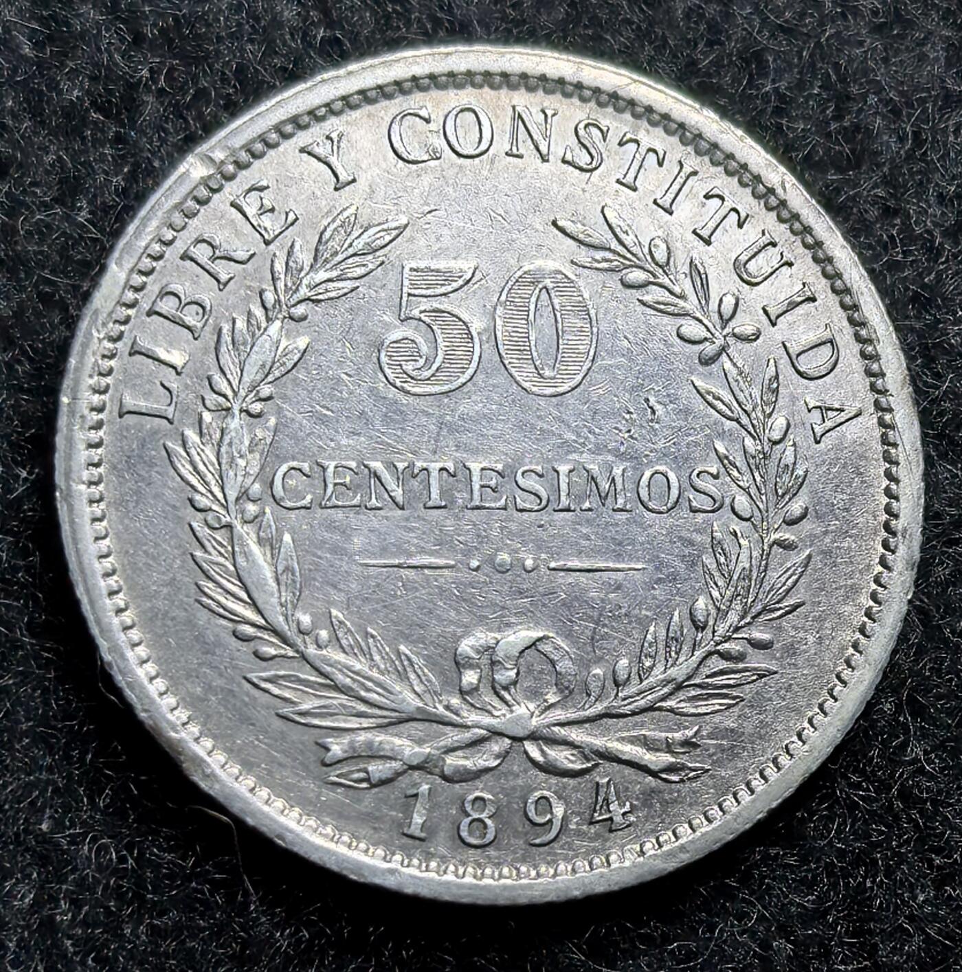 西班牙、丹属西印度、法属殖民地、乌拉圭银币古铜币，周五晚上九点倒数截拍，满百包邮，可寄存半年，喜欢朋友微信扫描二维码可直接参拍 AU品相乌拉圭1884年50分银币，km16