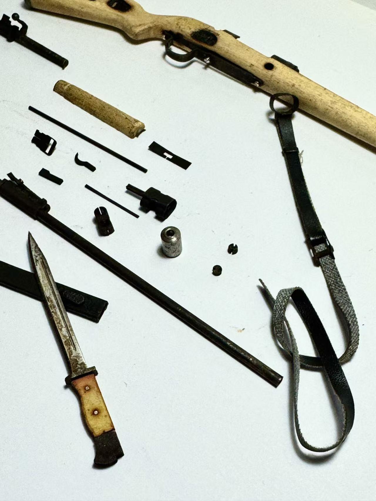 零元拍：钛金 1/6 早期版金属与木制 WWII 98K 模型。全分解状态。无任何击发与射击功能，材质：金属与实木，可拆解。图片仅为展示，以实物为准。全新。