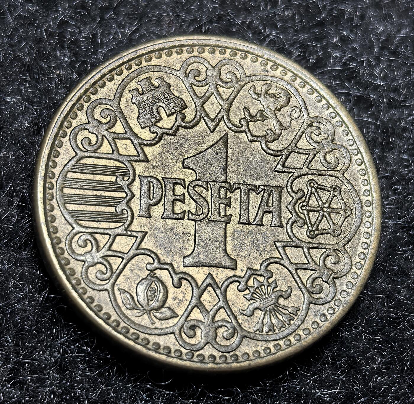 西班牙、丹属西印度、法属殖民地、乌拉圭银币古铜币，周五晚上九点倒数截拍，满百包邮，可寄存半年，喜欢朋友微信扫描二维码可直接参拍 UNC西班牙1944年1比塞塔，km767