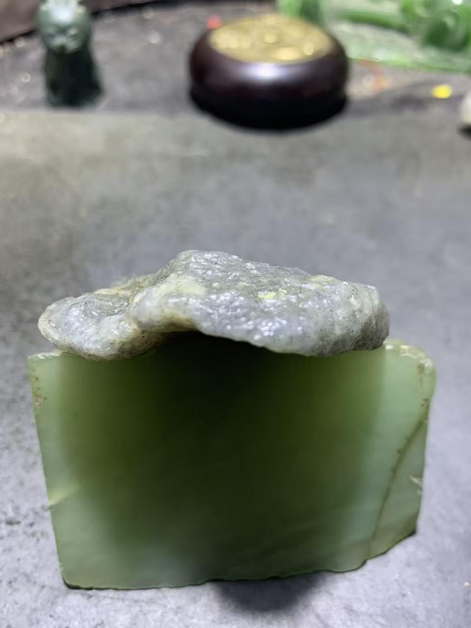 新疆戈壁风化纹和田玉青花玉原石一颗，