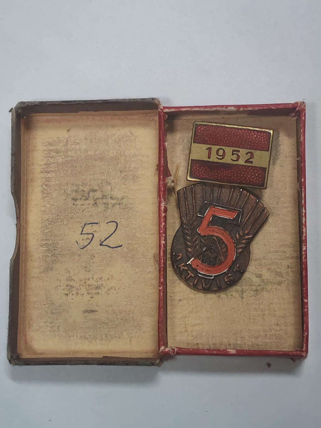 荷兰第128期勋赏拍卖 民主德国五年计划劳动模范奖章 带原盒