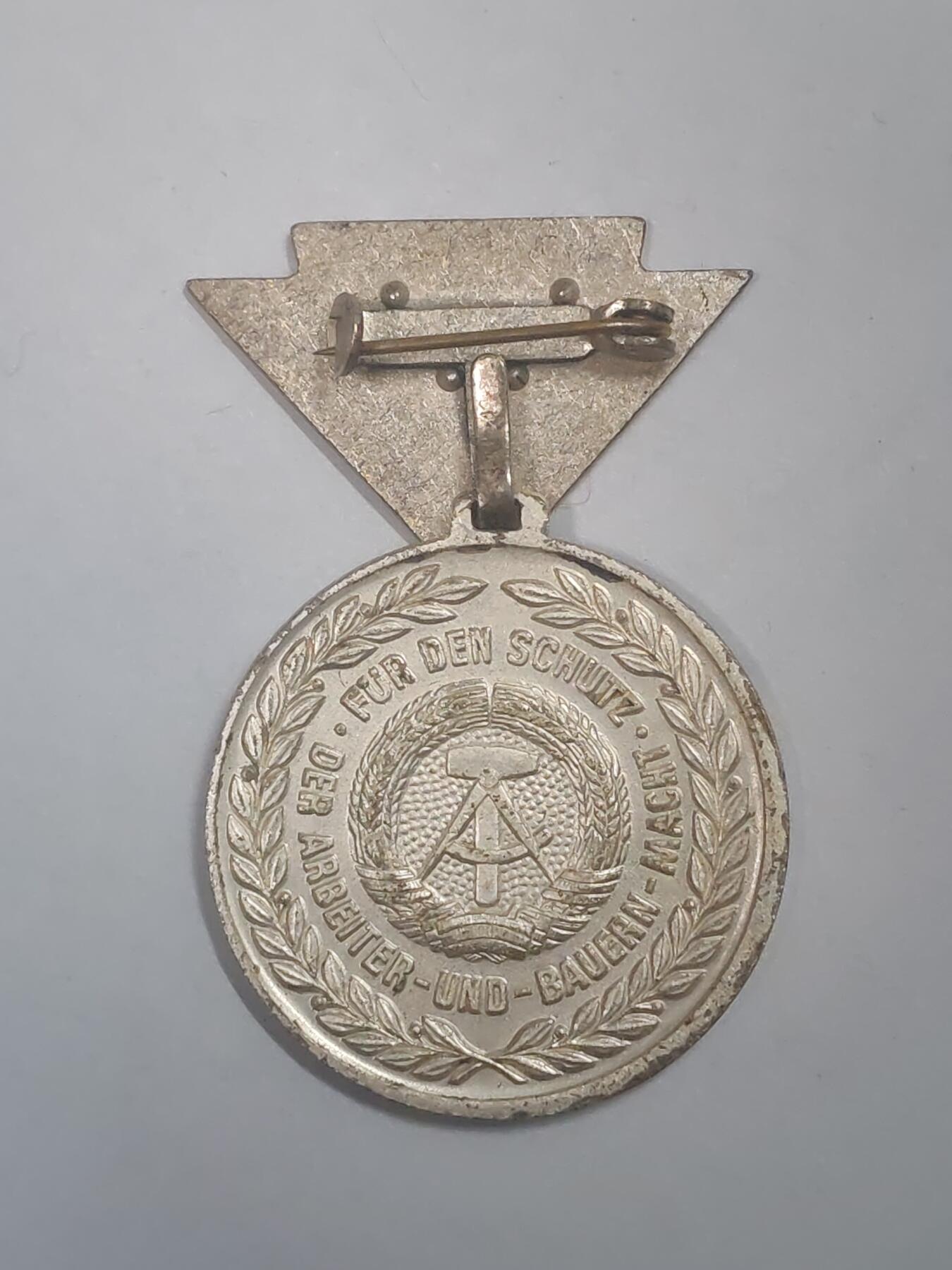 荷兰第128期勋赏拍卖 民主德国银级人民军预备役优秀服务奖章