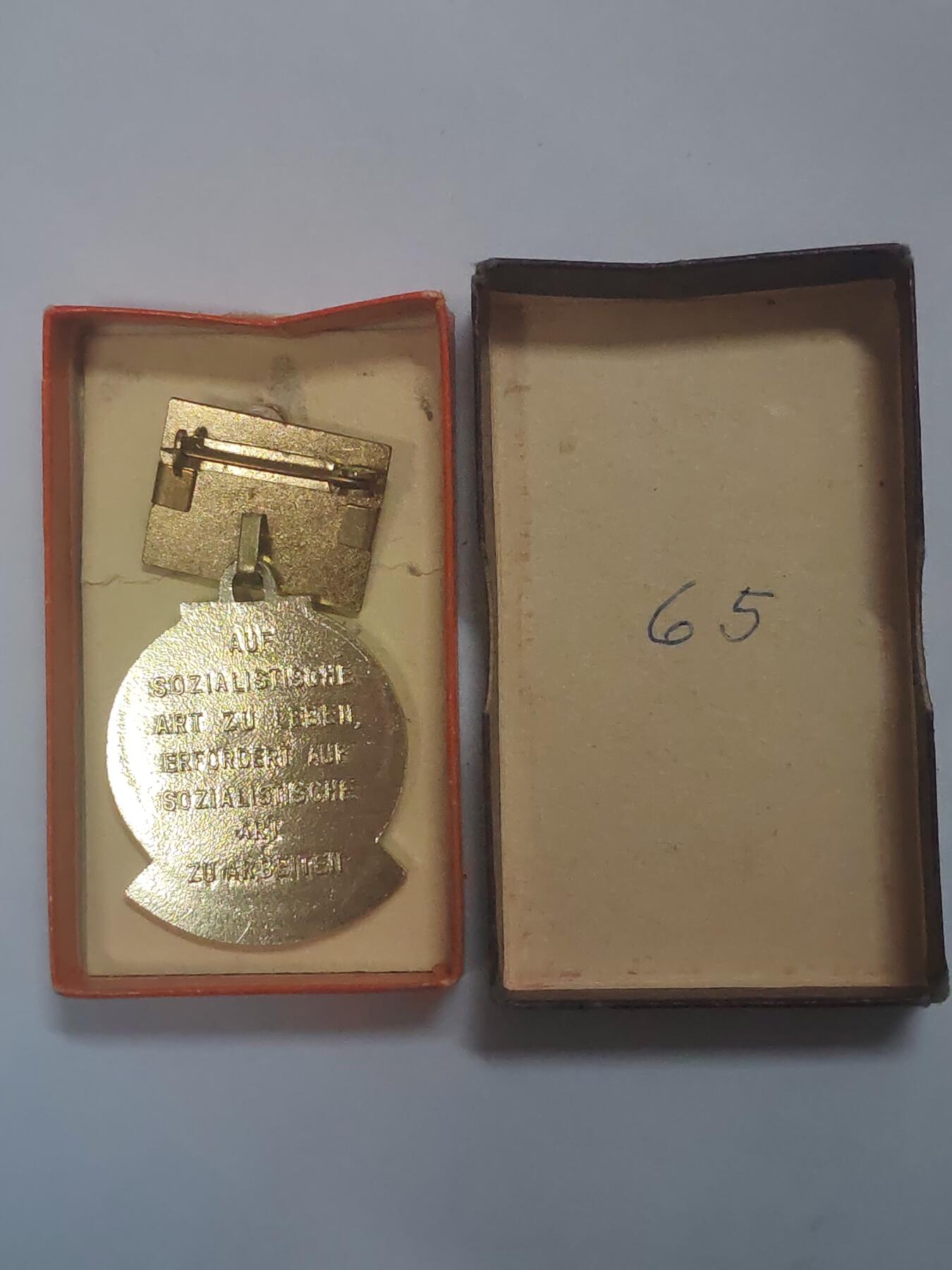 荷兰第128期勋赏拍卖 民主德国七年计划劳动模范奖章 带原盒