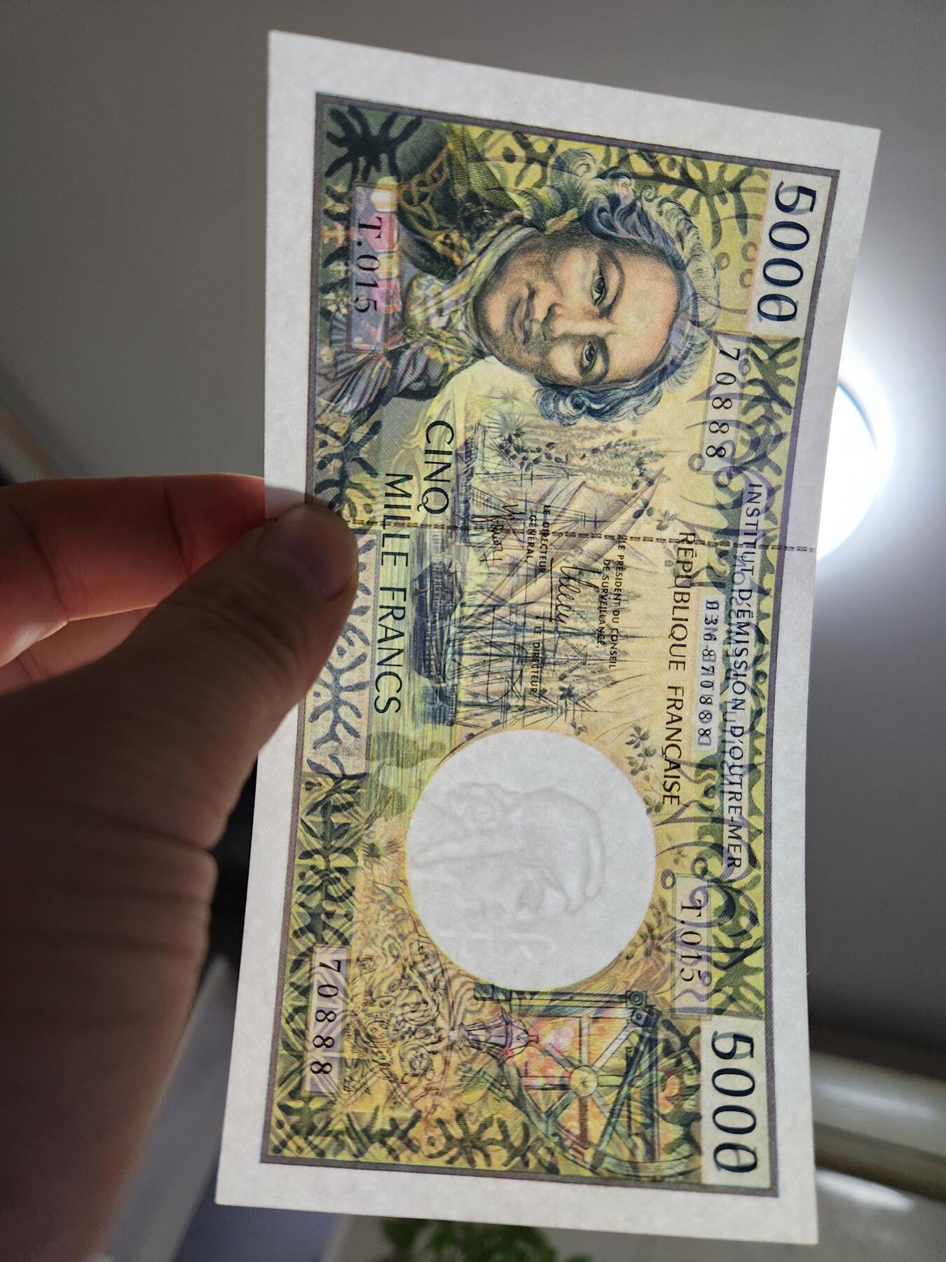 11月9号晚上8点 外国纸币自动截拍第54场 888豹子号，法属太平洋1996年5000法郎   近新