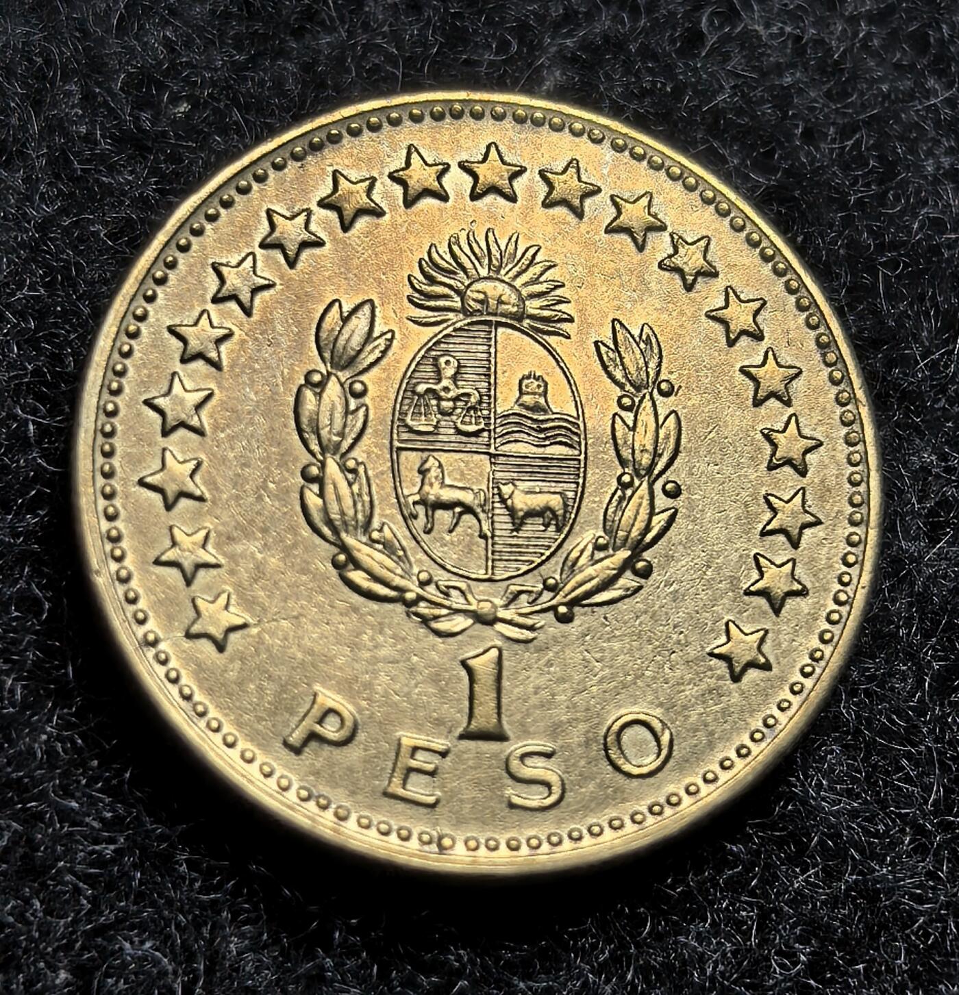 西班牙、丹属西印度、法属殖民地、乌拉圭银币古铜币，周五晚上九点倒数截拍，满百包邮，可寄存半年，喜欢朋友微信扫描二维码可直接参拍 好品相乌拉圭1965年1比索，km46