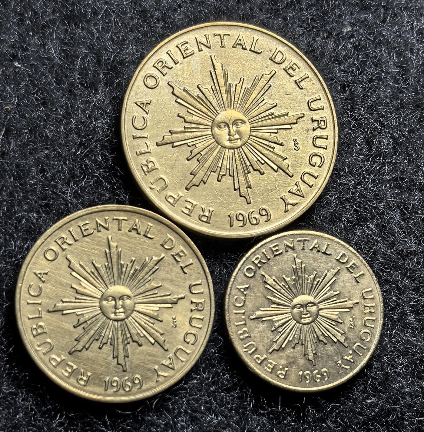 西班牙、丹属西印度、法属殖民地、乌拉圭银币古铜币，周五晚上九点倒数截拍，满百包邮，可寄存半年，喜欢朋友微信扫描二维码可直接参拍 乌拉圭1969年太阳脸三枚套1、5、10比索