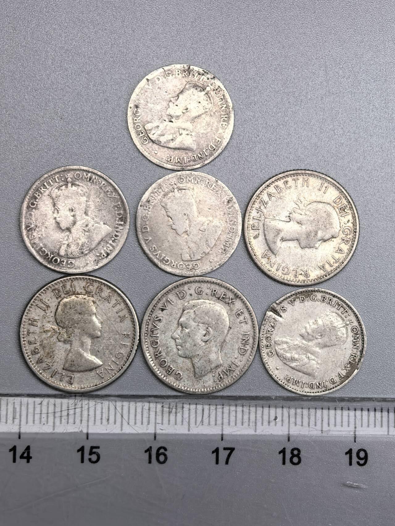 小驴勋章奖章收藏11月8日周六晚6点拍卖（珍爱和平，收藏战争，铭记历史，勿忘国耻，忠党爱国。有偿代拍，送拍规则在简介最后，参拍须阅读规则后再参拍，关系到运费包装发货时效真假辨别等关键信息，拍卖时不再发原图，看大图店主微信码在最后拍品里） 英联邦一战-二战后小银币一组，品如图，有几枚有点翘边