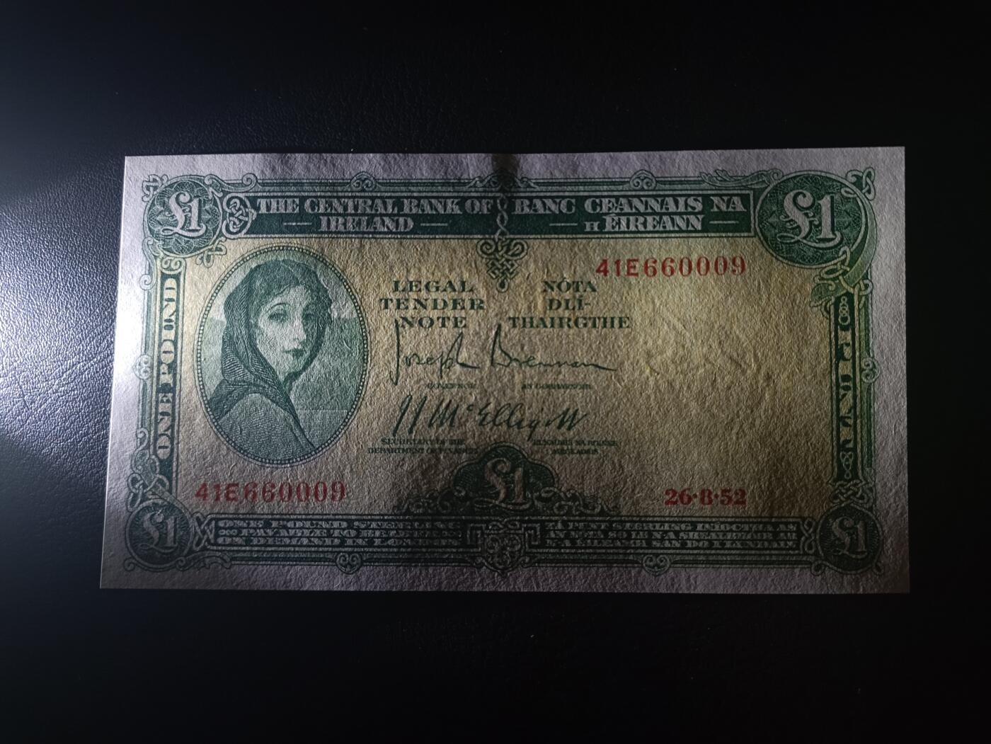 2025十一月第二期，总第200期 爱尔兰1952年1镑AUNC倒置号，早期下方有英爱两国货币互换协议的版本，爱尔兰人格化象征“拉维利夫人”