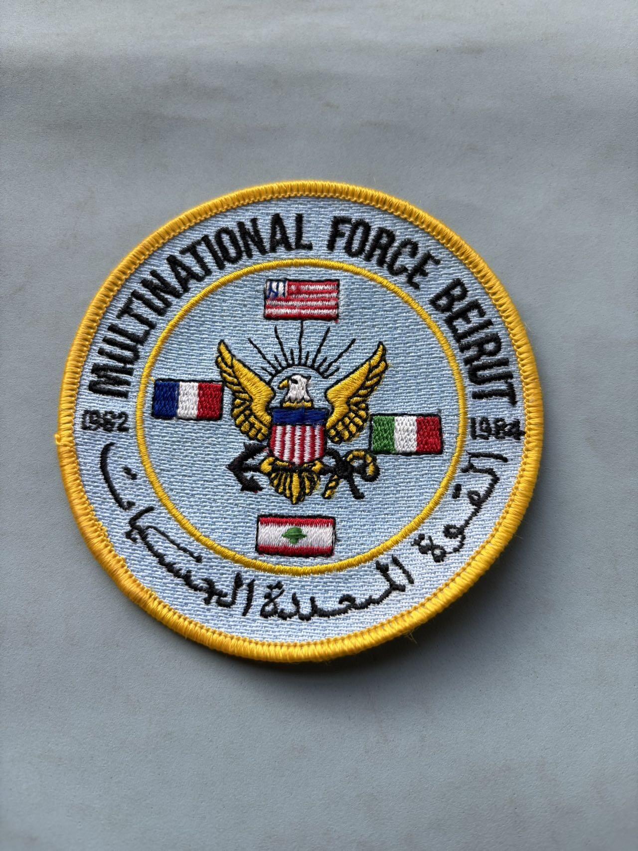 盛世勋华——号角文化勋章邮票专场拍卖第287期 贝鲁特多国部队1982-1984年臂章，大尺寸，代表1982-1984年期间美国、法国、意大利和黎巴嫩维和的多国维和力量，1982年黎巴嫩内战期间，以色列入侵黎巴嫩，巴解组织被围困于贝鲁特。为监督停火与巴解撤离，美国、法国、意大利等国组建多国部队进驻贝鲁特。这支部队虽以维和为初衷，却深陷地区冲突，期间发生多起袭击（如1983年美国兵营爆炸事件），最终于1984年撤离