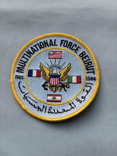 盛世勋华——号角文化勋章邮票专场拍卖第287期 - 贝鲁特多国部队1982-1984年臂章，大尺寸，代表1982-1984年期间美国、法国、意大利和黎巴嫩维和的多国维和力量，1982年黎巴嫩内战期间，以色列入侵黎巴嫩，巴解组织被围困于贝鲁特。为监督停火与巴解撤离，美国、法国、意大利等国组建多国部队进驻贝鲁特。这支部队虽以维和为初衷，却深陷地区冲突，期间发生多起袭击（如1983年美国兵营爆炸事件），最终于1984年撤离