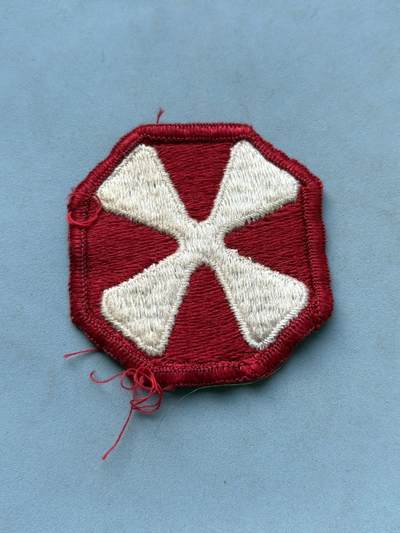 盛世勋华——号角文化勋章邮票专场拍卖第287期 - 美国第八集团军臂章（二战，韩战时期），图三中朝鲜战争初期的沃克中将就佩戴第八集团军臂章，该集团军1944年成立，日本投降后驻军日本 。 朝鲜战争爆发后投入战斗 ,是中朝联军的主要对手，初期作战不顺 ，李奇微任指挥官后战力重振 ，在原州和砥平里战役阻挡中国志愿军的攻势 ，夺回汉城 。战后持续驻扎韩国 ，是驻韩美军陆军部队指挥单位