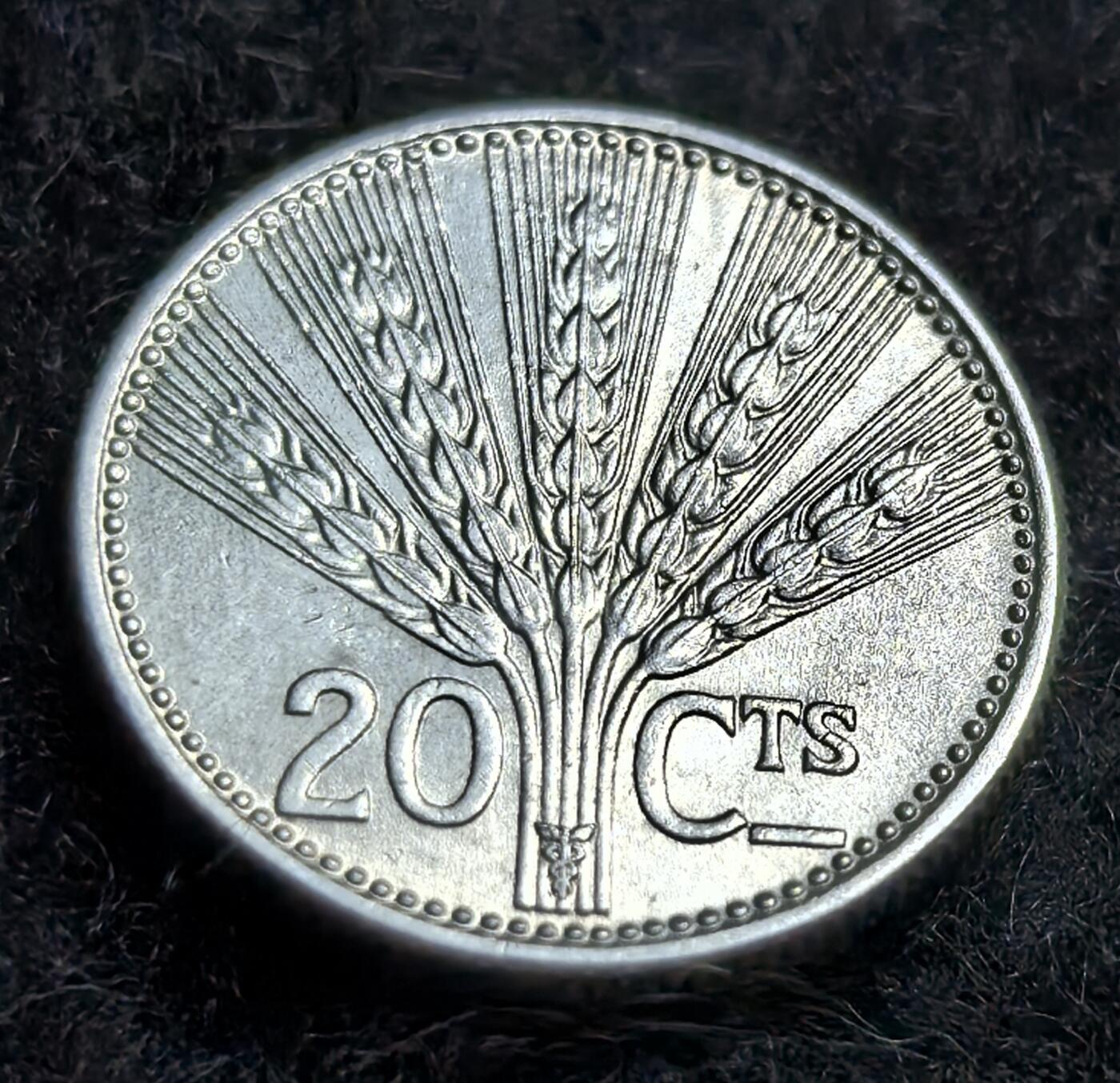 西班牙、丹属西印度、法属殖民地、乌拉圭银币古铜币，周五晚上九点倒数截拍，满百包邮，可寄存半年，喜欢朋友微信扫描二维码可直接参拍 UNC品相乌拉圭1954年20分银币，km36