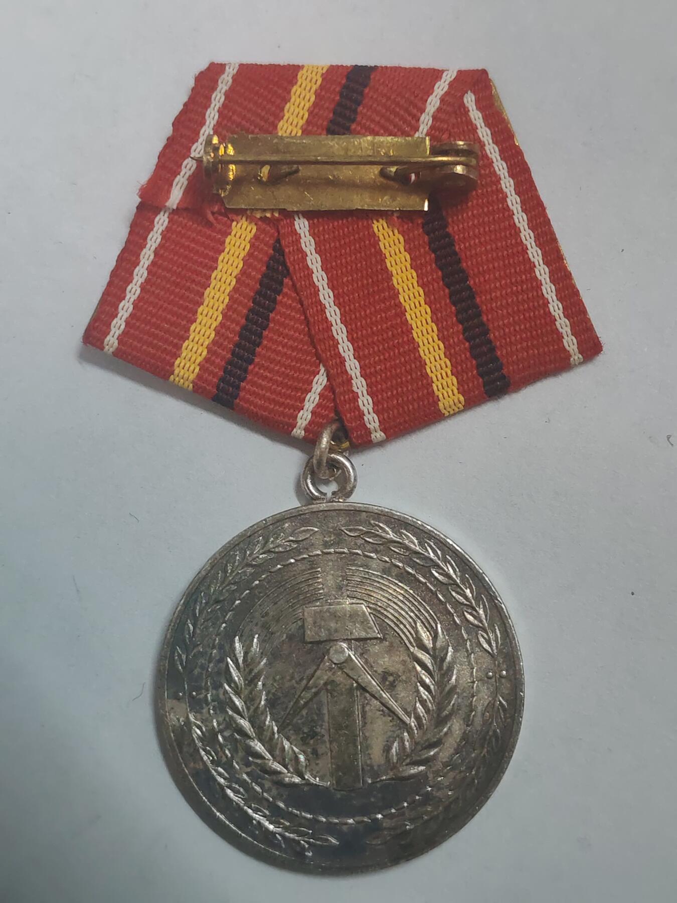 荷兰第128期勋赏拍卖 民主德国银级工战队功绩服务奖章