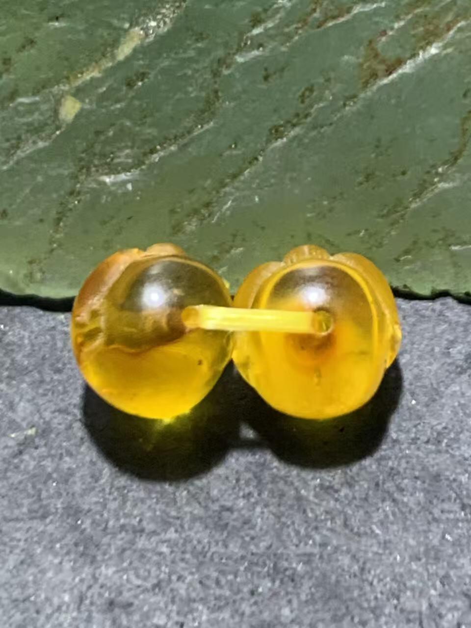 天然乌克兰原矿蜜蜡雕刻弥勒佛腰珠两颗，