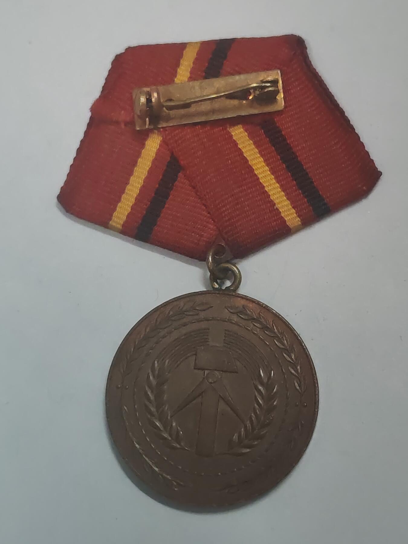荷兰第128期勋赏拍卖 民主德国铜级工战队功绩服务奖章