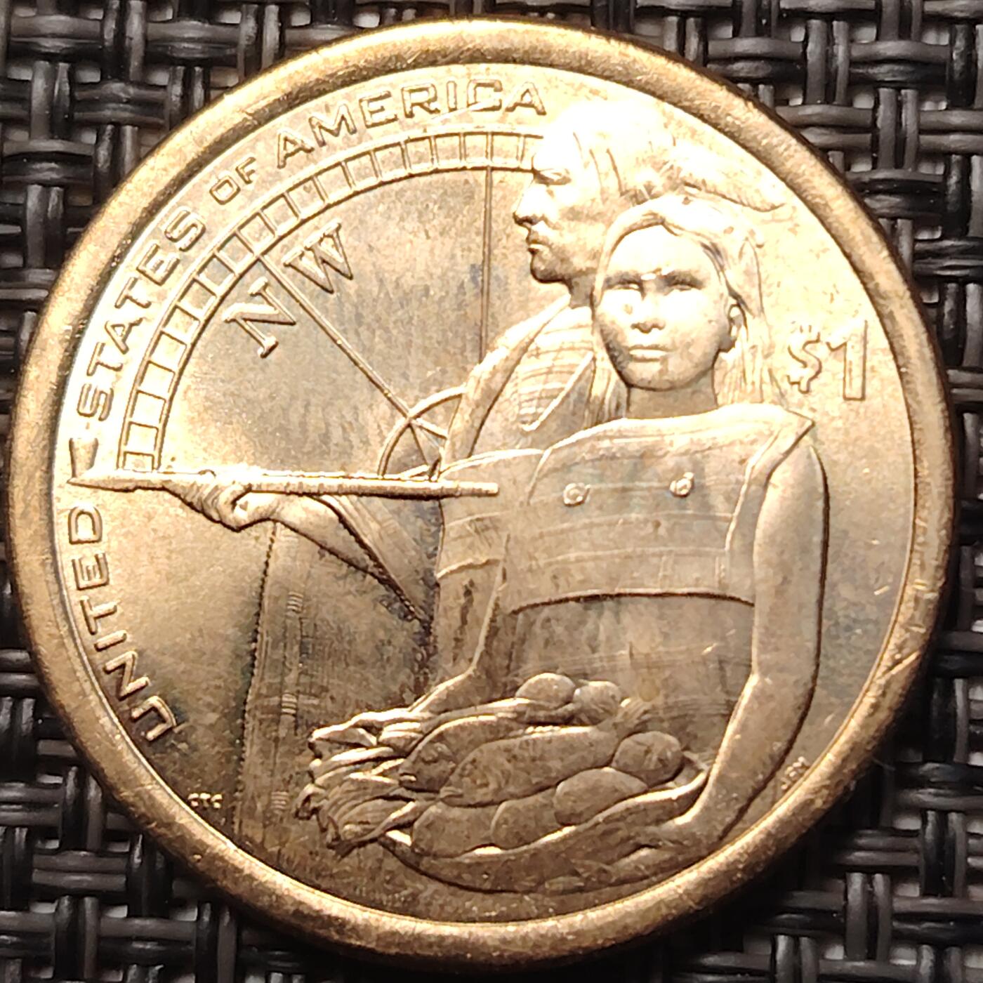布加迪🐬～世界钱币(上海)🌾第 258 期 /  各国套币和散币 美国🇺🇸 2014年 1元 萨卡加维系列纪念币 好客的印第安人 27mm