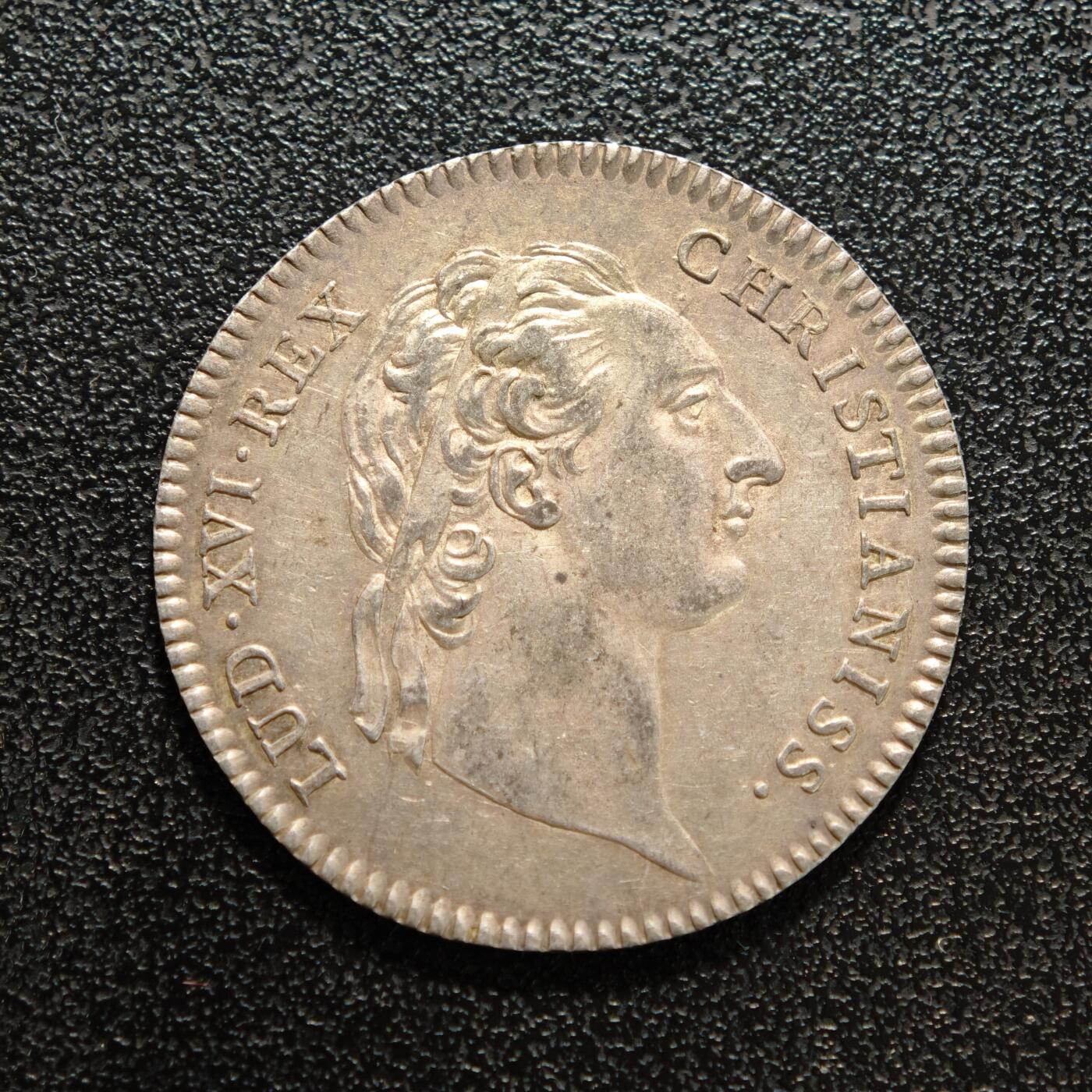 【德藏】世界币章拍卖第152期（拍品征集中~欢迎藏友联系） 1774年 法国路易十六代用币银章 淡黄油包浆 状态安逸 直径约：28.5mm；重约：6.5g