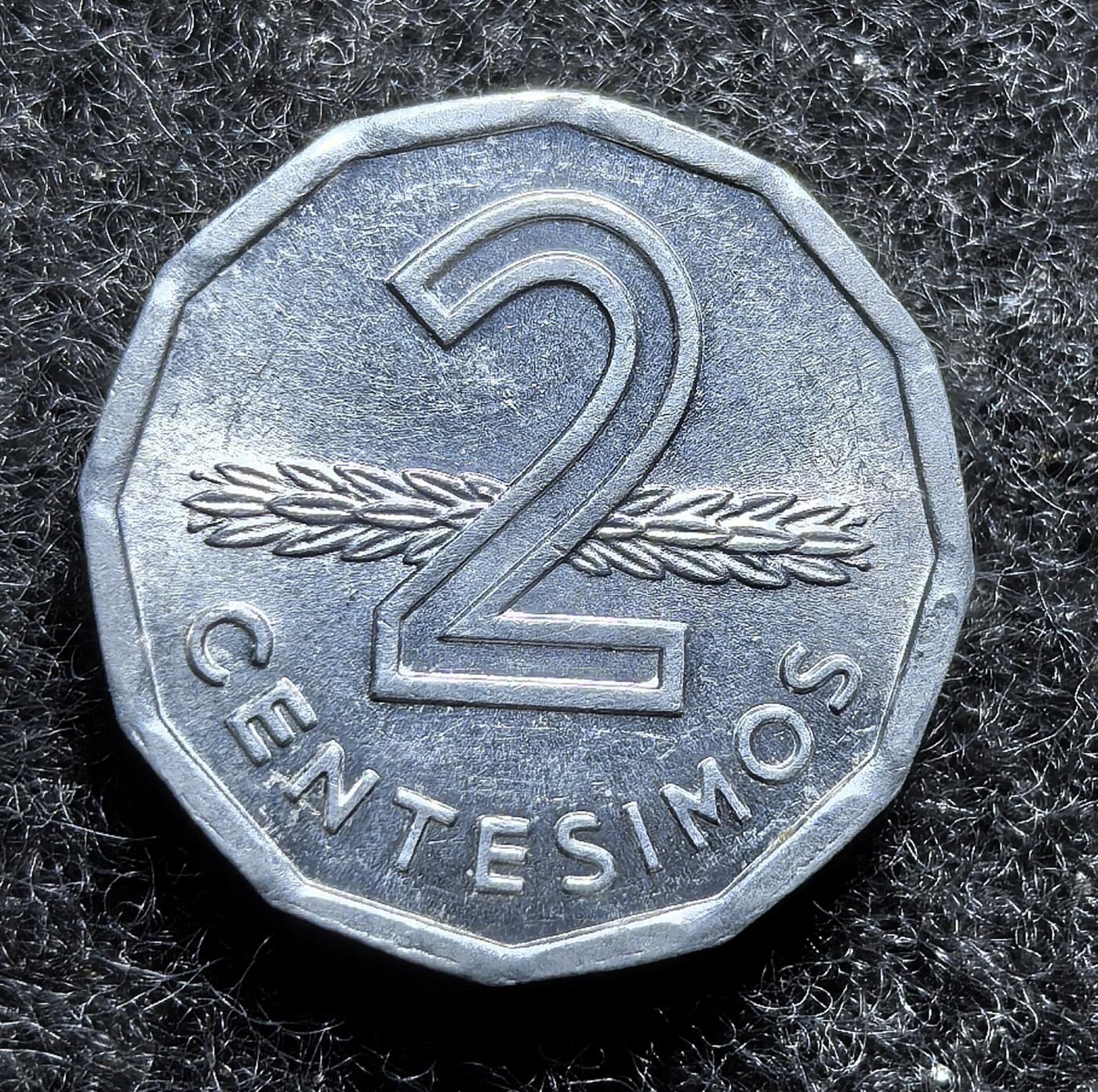 西班牙、丹属西印度、法属殖民地、乌拉圭银币古铜币，周五晚上九点倒数截拍，满百包邮，可寄存半年，喜欢朋友微信扫描二维码可直接参拍 乌拉圭1977年2分,km72