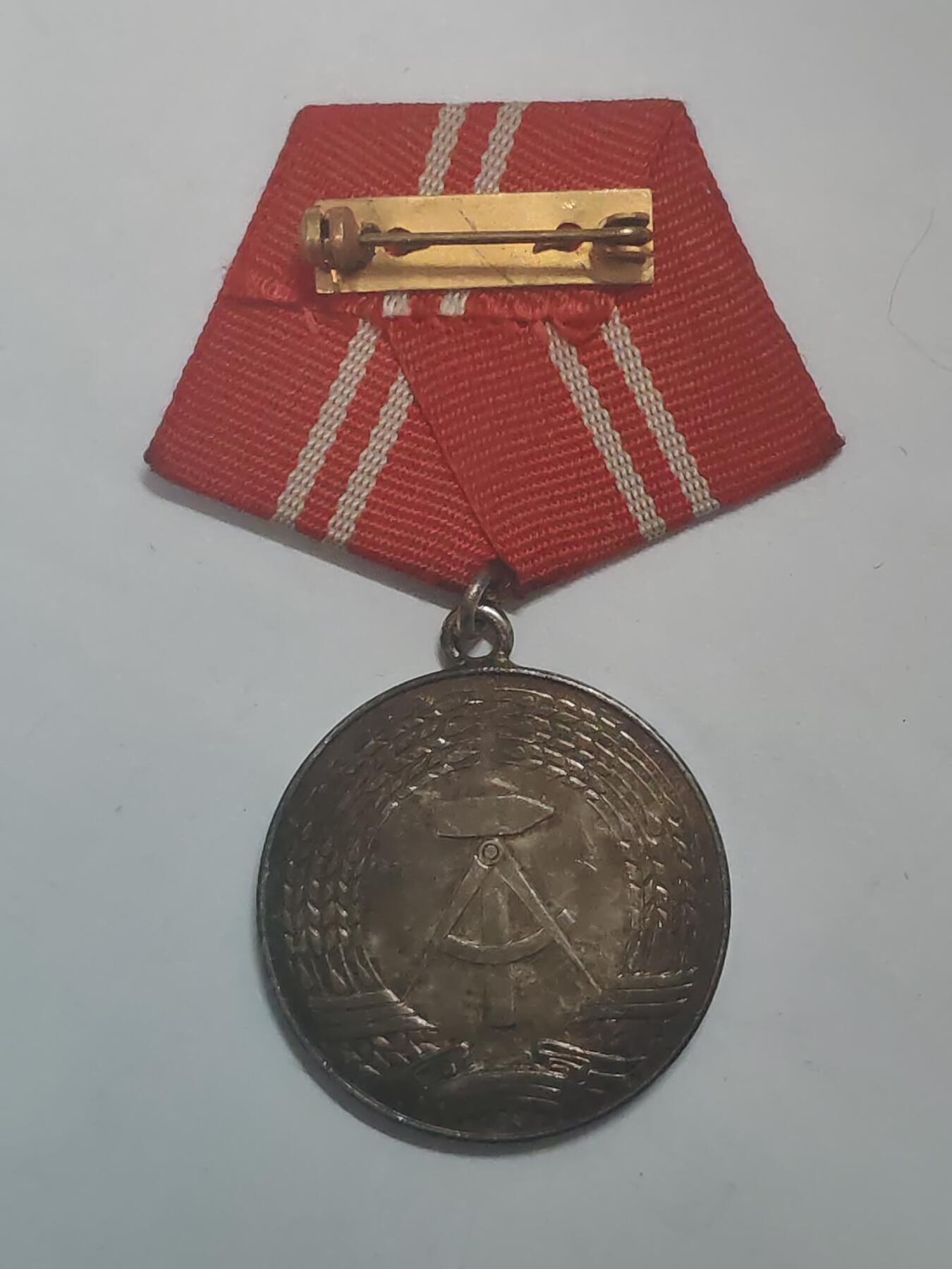 荷兰第128期勋赏拍卖 民主德国银级工战队忠诚服务奖章