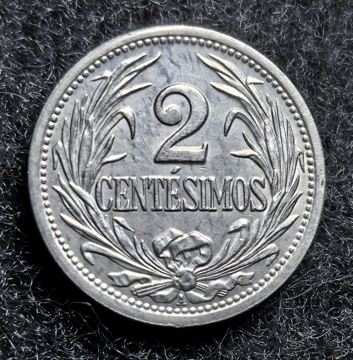 西班牙、丹属西印度、法属殖民地、乌拉圭银币古铜币，周五晚上九点倒数截拍，满百包邮，可寄存半年，喜欢朋友微信扫描二维码可直接参拍 AU品相乌拉圭1909年2分，km20