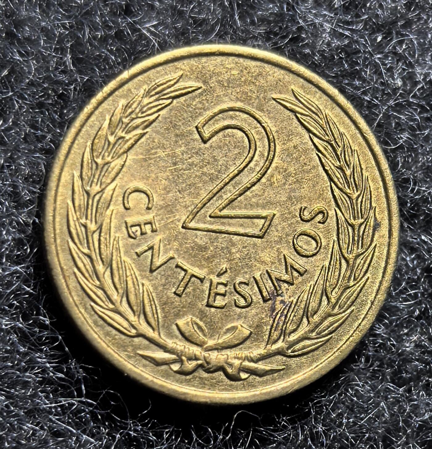 西班牙、丹属西印度、法属殖民地、乌拉圭银币古铜币，周五晚上九点倒数截拍，满百包邮，可寄存半年，喜欢朋友微信扫描二维码可直接参拍 乌拉圭1960年2分，km37