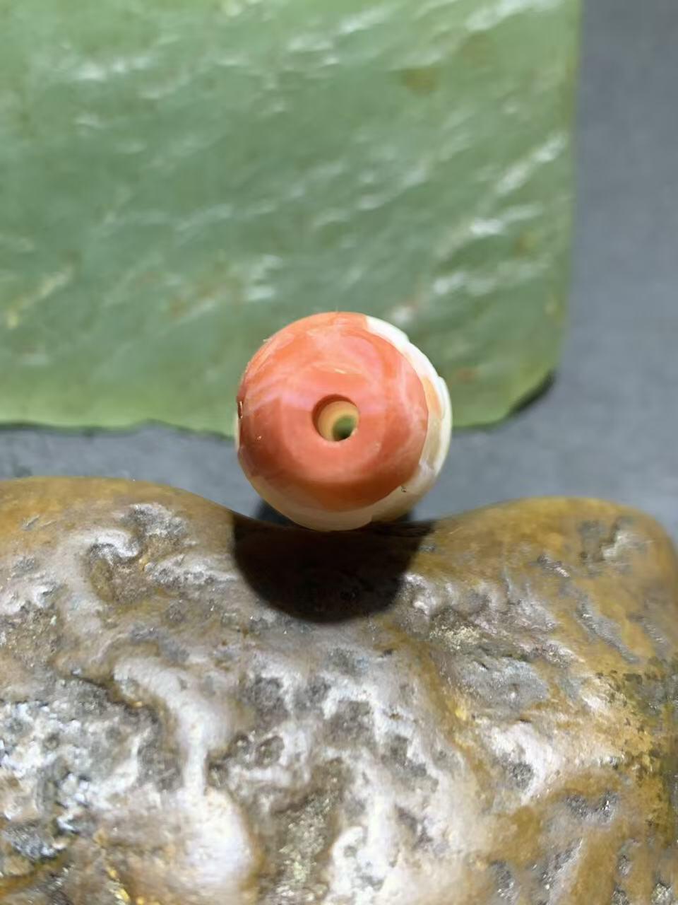 精美川料亚光红白南红玛瑙雕刻九眼天珠一个，