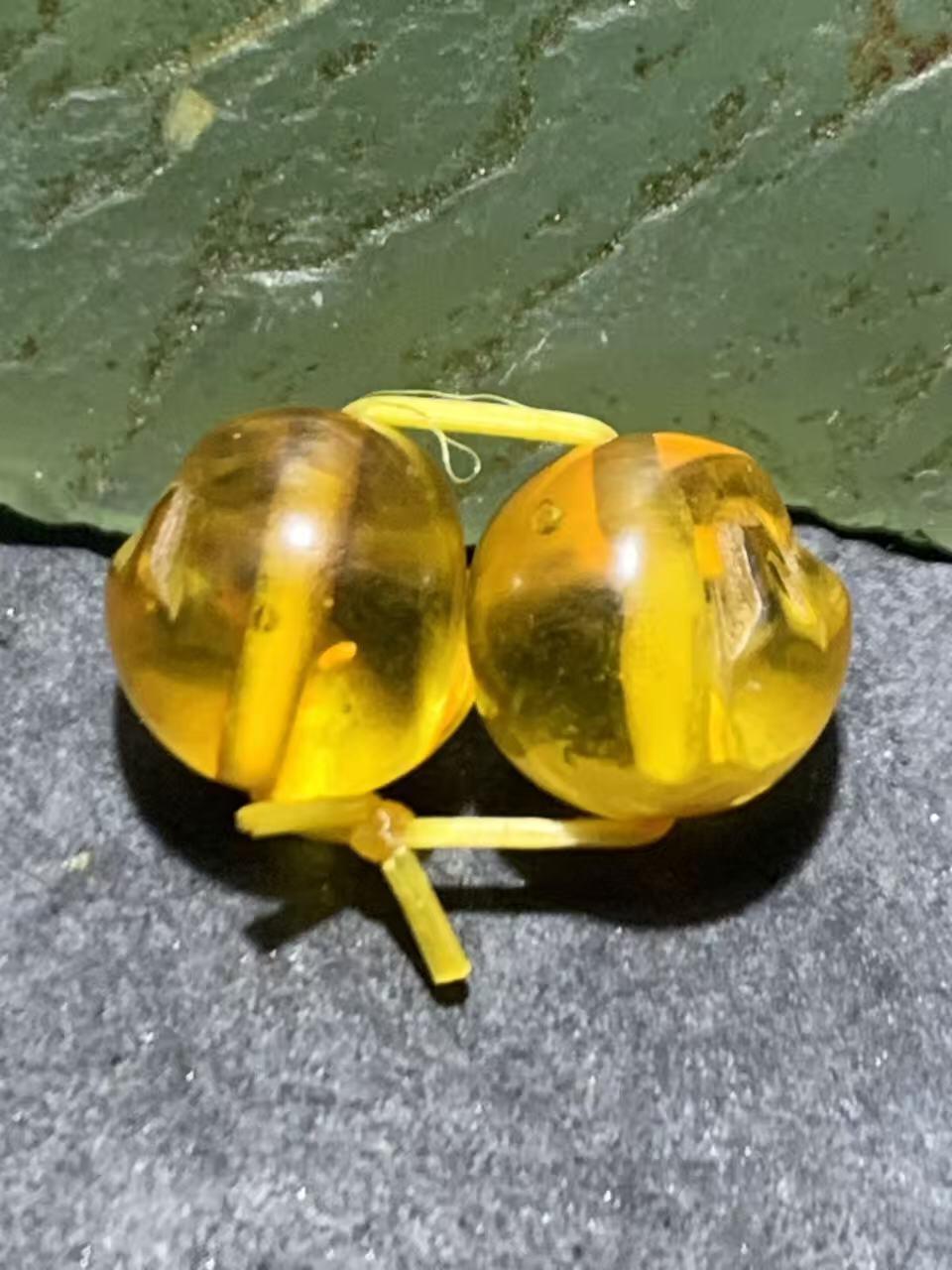 天然乌克兰原矿蜜蜡雕刻弥勒佛腰珠两颗，