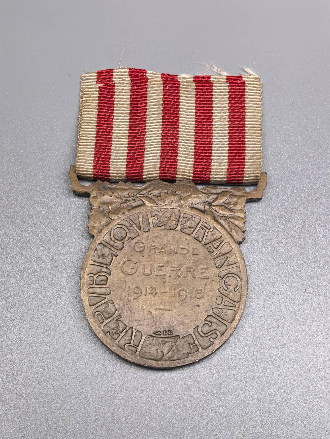 小驴勋章奖章收藏11月8日周六晚6点拍卖（珍爱和平，收藏战争，铭记历史，勿忘国耻，忠党爱国。有偿代拍，送拍规则在简介最后，参拍须阅读规则后再参拍，关系到运费包装发货时效真假辨别等关键信息，拍卖时不再发原图，看大图店主微信码在最后拍品里） 法国一战纪念章