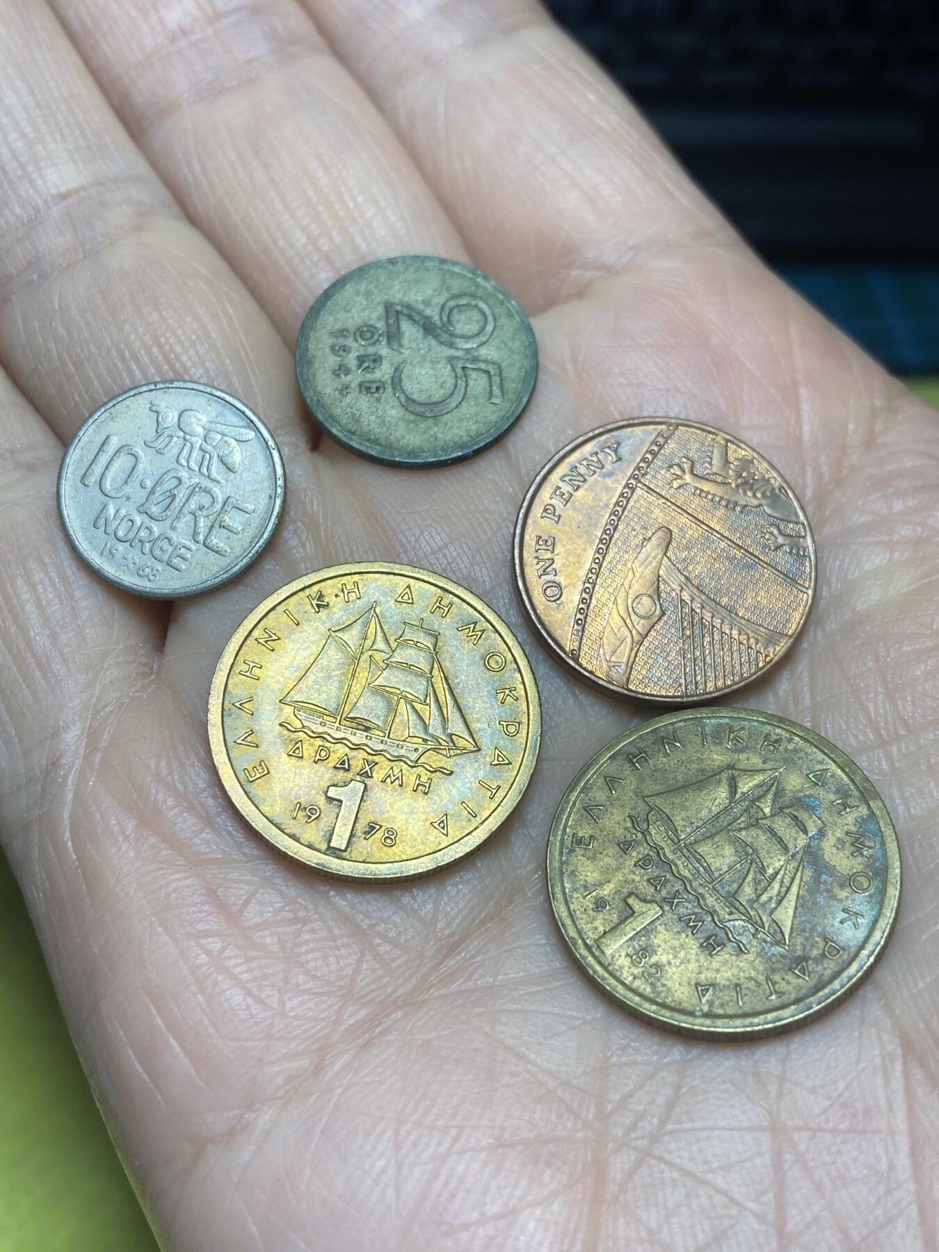 2025年第一百二十四场(总第一百五十场）外国好品散币(免佣金) 5枚：英国🇬🇧1009年1便士，希腊🇬🇷1982年，1978年1德拉克马，瑞典🇸🇪1944年25欧尔，挪威🇳🇴1968年10欧尔