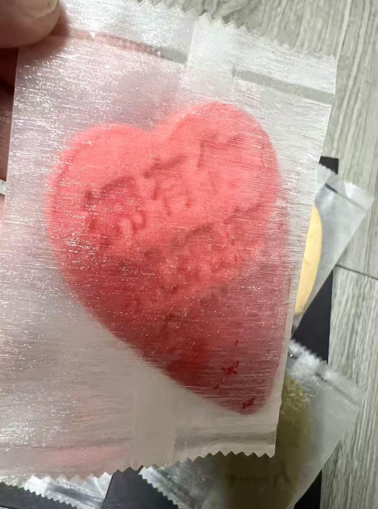 零元拍：周杰伦亲签＃024经典黄油曲奇 精美收藏礼盒，每一块曲奇都是脍炙人口的歌词……三里屯024号小白楼的“爱在西元前咖啡面包店”是周董打造的主题咖啡店，店内设计融入大量其音乐元素，如《告白气球》《稻香》等歌曲命名的甜品，以及标志性的24K鎏金三角钢琴。该楼也被称为“024小白楼”，除咖啡店外，（曲奇大概率已过保质期，仅供收藏，禁止使用，特此说明）