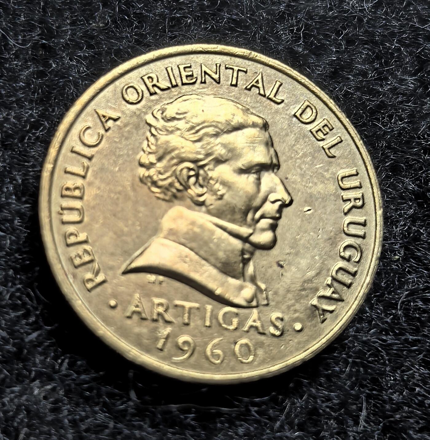 西班牙、丹属西印度、法属殖民地、乌拉圭银币古铜币，周五晚上九点倒数截拍，满百包邮，可寄存半年，喜欢朋友微信扫描二维码可直接参拍 乌拉圭1960年5分，km38