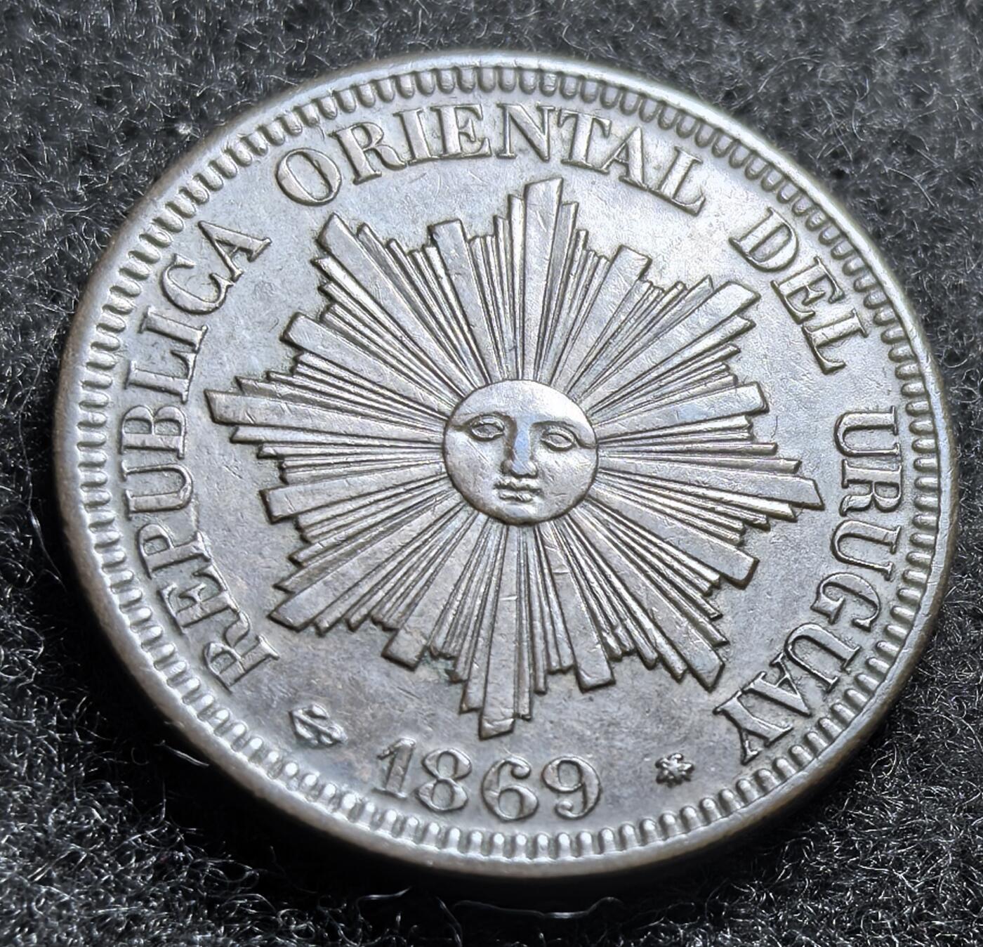 西班牙、丹属西印度、法属殖民地、乌拉圭银币古铜币，周五晚上九点倒数截拍，满百包邮，可寄存半年，喜欢朋友微信扫描二维码可直接参拍 全新品相乌拉圭1869年4分，km13