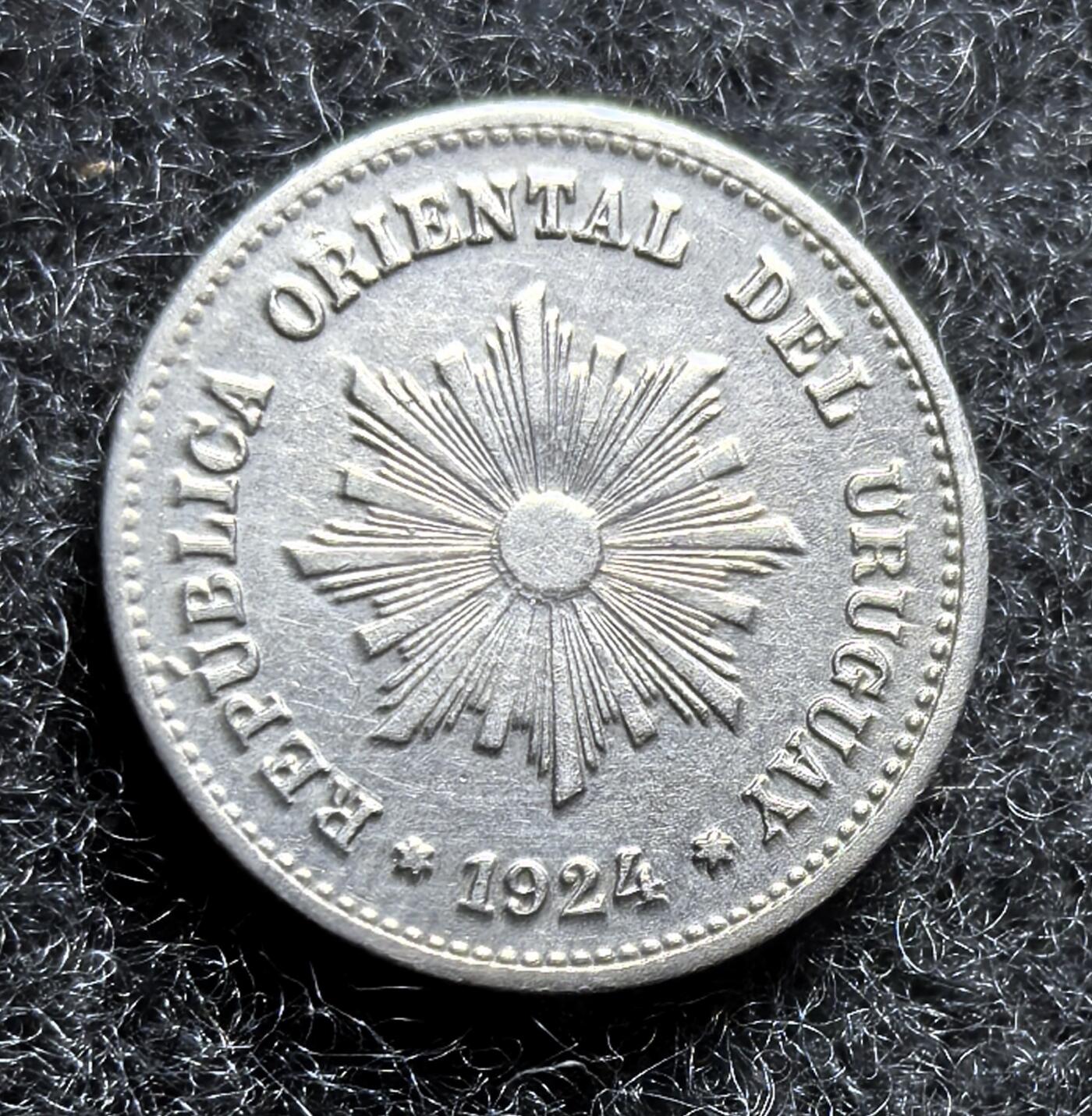 西班牙、丹属西印度、法属殖民地、乌拉圭银币古铜币，周五晚上九点倒数截拍，满百包邮，可寄存半年，喜欢朋友微信扫描二维码可直接参拍