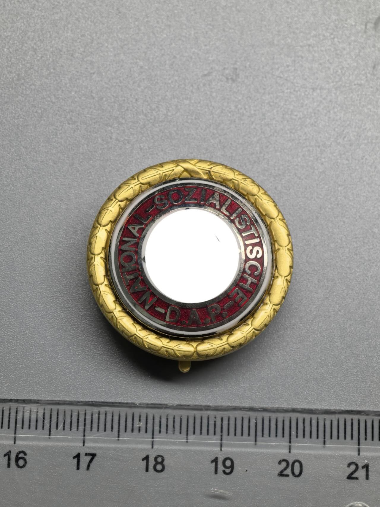 小驴勋章奖章收藏11月8日周六晚6点拍卖（珍爱和平，收藏战争，铭记历史，勿忘国耻，忠党爱国。有偿代拍，送拍规则在简介最后，参拍须阅读规则后再参拍，关系到运费包装发货时效真假辨别等关键信息，拍卖时不再发原图，看大图店主微信码在最后拍品里） 复刻 金D徽1