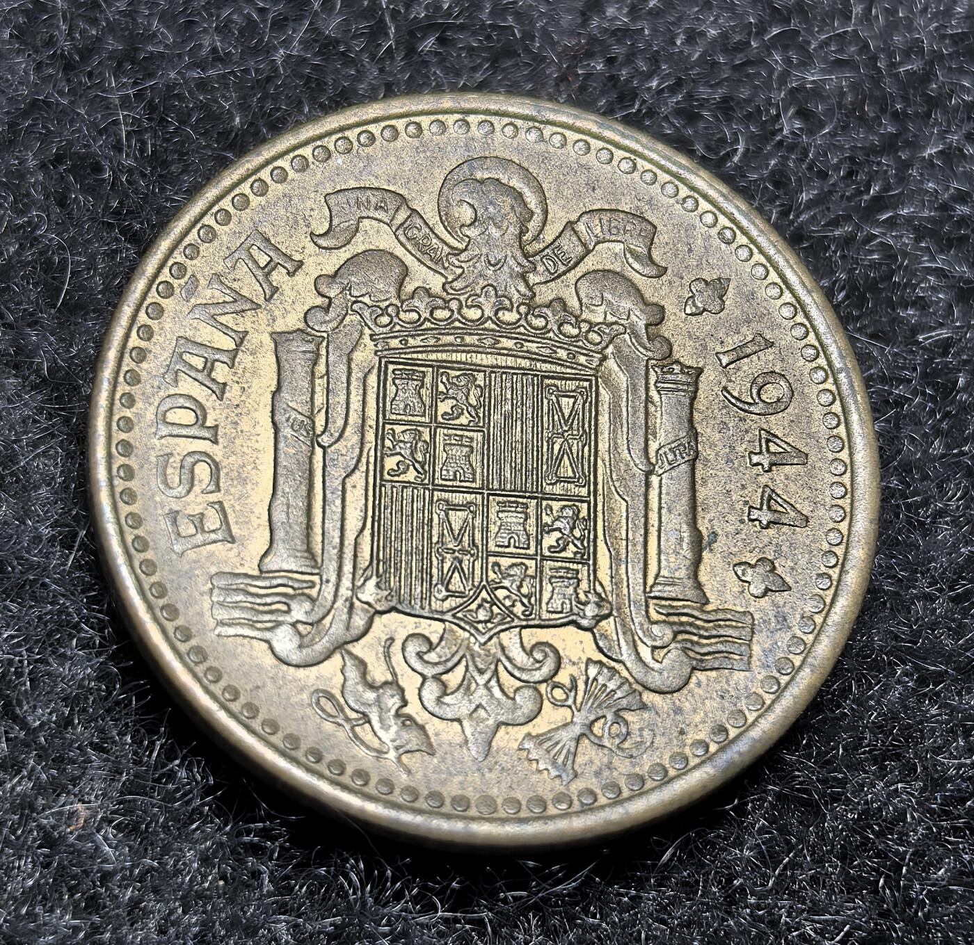 西班牙、丹属西印度、法属殖民地、乌拉圭银币古铜币，周五晚上九点倒数截拍，满百包邮，可寄存半年，喜欢朋友微信扫描二维码可直接参拍 UNC西班牙1944年1比塞塔，km767