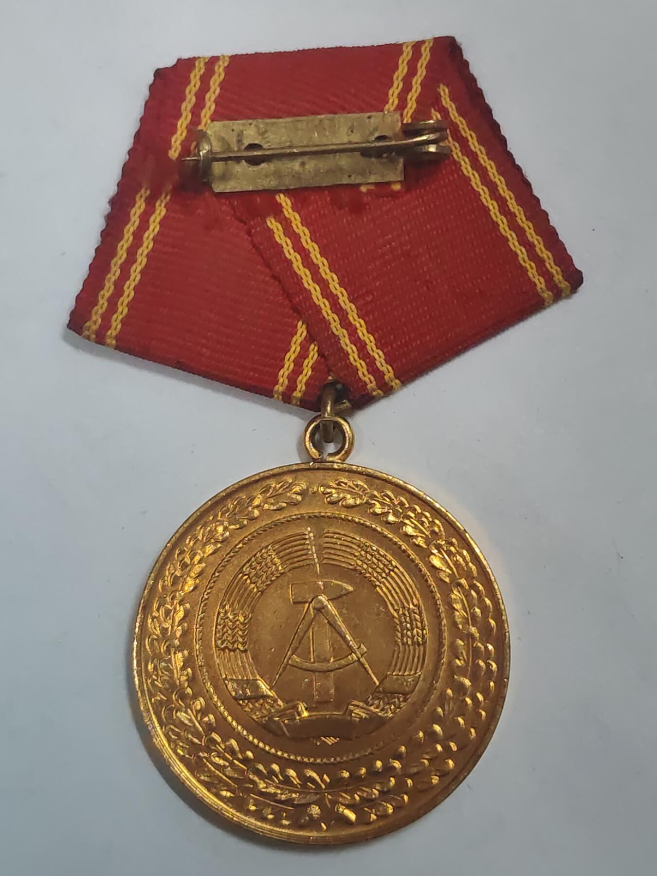 荷兰第128期勋赏拍卖 民主德国特级二等内务部圆满服务奖章